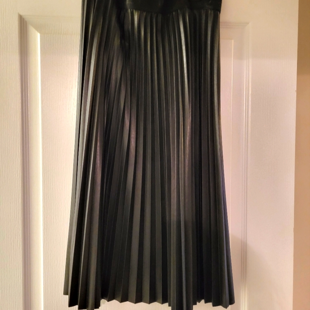 Joe fresh pleated midi skirt .Faux Leather: 92% Polyester 8% Elastane Coating: 1